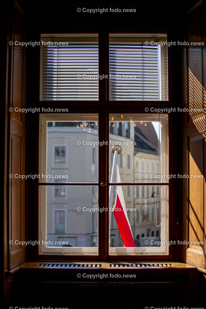 Landhaus Linz_ Promenade_ Landtagssitzung_ 03.04.2025-1 | 03.04.2025, Landhaus Linz AUT, Promenade, Landtagssitzung, im Bild Landhaus Linz, Blick aus dem Fenster auf die Flagge des Landes Oberoesterreich, Fahne, Feature, Symbolbild