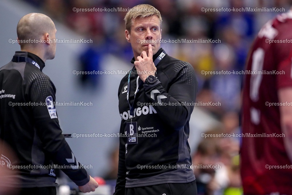 Gum25042501032 | 25.04.2025, Handball, HBL, VfL Gummersbach - 1. VfL Potsdam, Schwalbe-Arena: Trainer Gudjon Valur Sigurdsson (GUM) nachdenklich an der Seitenlinie 
