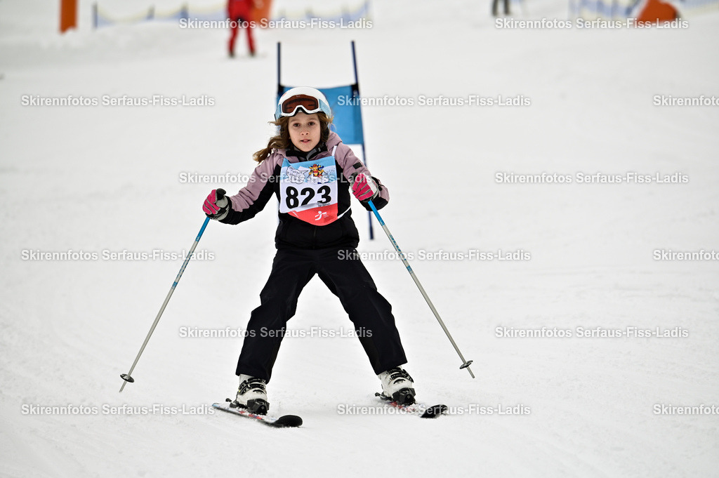 SRF_20.02.2026_1006 | Skirennfotos,Serfaus,Fiss,Ladis,Kinderskirennen,Winter,Tirol,Oberland,skirace,SFL,feelfree,weil wir's genießen,ski,Ski,skifahren,Sonnenplateau, - Realisiert mit Pictrs.com