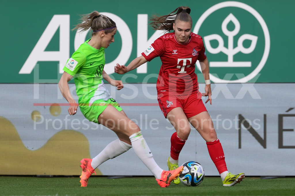 Fussball, Google Pixel Frauen-Bundesliga, VfL Wolfsburg - 1. FC Köln | v.li.: Kathrin Hendrich (Kathy, VfL Wolfsburg, 4) und Alena Bienz (1. FC Köln, 11) im Zweikampf, Duell, Dynamik, Aktion, Action, Spielszene, DIE DFB-RICHTLINIEN UNTERSAGEN JEGLICHE NUTZUNG VON FOTOS ALS SEQUENZBILDER UND/ODER VIDEOÄHNLICHE FOTOSTRECKEN. DFB REGULATIONS PROHIBIT ANY USE OF PHOTOGRAPHS AS IMAGE SEQUENCES AND/OR QUASI-VIDEO.
