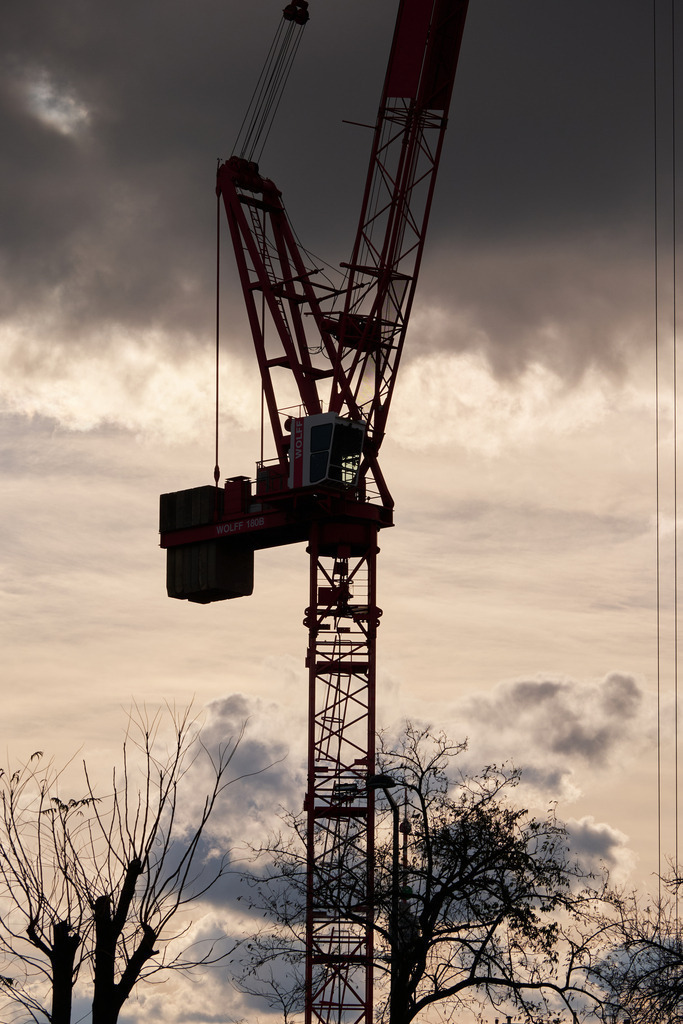 Bauplatz mit Hochkran gegen einen Himmel | Wien, Austria - November 18, 2025: Bauplatz mit Hochkran gegen einen Himmel mit Wolken. - Realisiert mit Pictrs.com