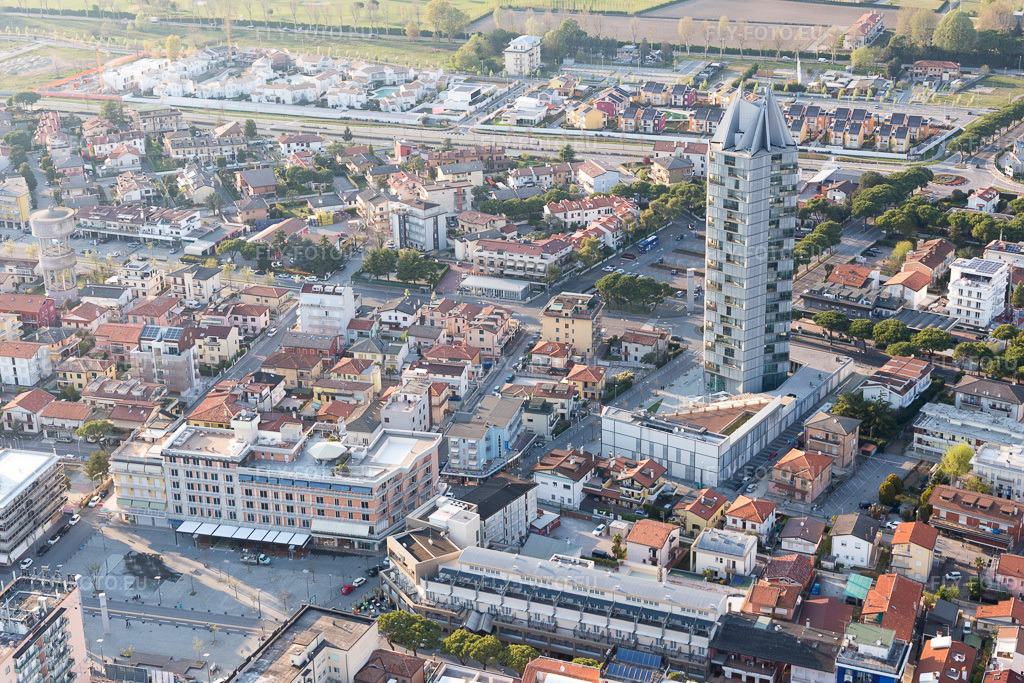 Vue aérienne: Vue de la ville depuis le centre-ville à Lido di Jesolo dans le département Vénétie, Italie – .Photo: IMG_098200.jpg prise le 03/04/2017 par Werner Riehm/FLY-FOTO.eu – Résolution de l'original: 5165 x 3443 px