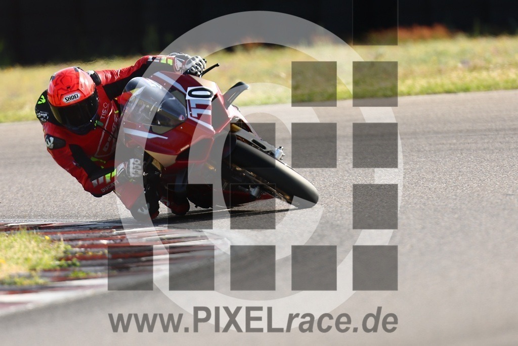 0110-20260426_00460 | Schöne Erinnerungen an spannende Momente - das festzuhalten ist unser Job. PIXELrace.de ist seit 2003 auf den Rennstrecken Europas unterwegs um die Action draußen beim Fahren und die wunderbare Stimmung imm Fahrerlager für euch einzufangen.