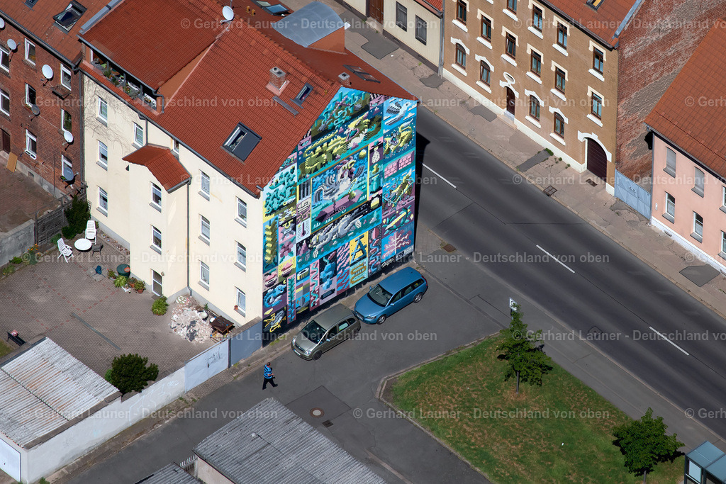 4026749 | ERFURT 07.05.2020 Graffiti- Kunstwerk und Großflächen- Malerei an einer Fassade an einem Mehrfamilienhaus an der Salzstraße im Ortsteil Ilversgehofen in Erfurt im Bundesland Thüringen, Deutschland. // Graffiti- artwork and large-area painting on a facade of a residential building on Salzstrasse in the district Ilversgehofen in Erfurt in the state Thuringia, Germany. Foto: Gerhard Launer