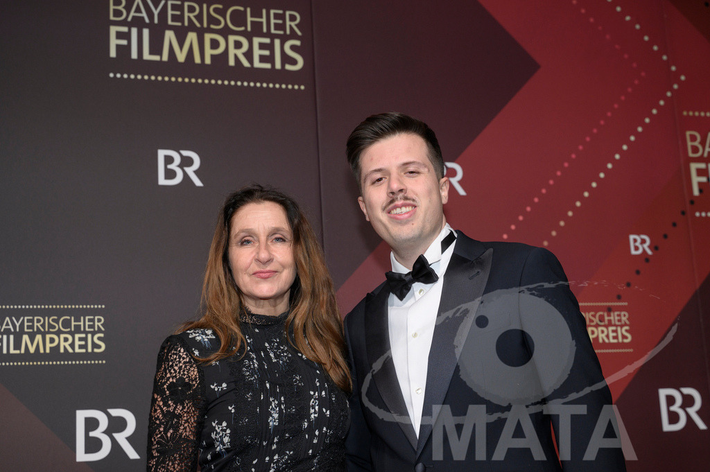 _DWI4889 | Barbara Philipp mit Gast bei der Verleihung des 47. Bayerischen Filmpreises 2026  im Prinzregententheater. München, Deutschland. Der Bayerische Filmpreis wird seit 1979 von der Bayerischen Staatsregierung verliehen, um die Bedeutung des Kinofilms als Kulturgut herauszustellen - Realisiert mit Pictrs.com
