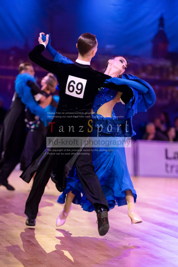 20241215_WDSF_Int_Open_Std-Riga-9367 | Tanzsportbilder, Standardtanz, Lateintanz, WDSF, DTV, LTVB, dancecomp, goc, hessen tanzt, blaues band der spree, walzer, tango, wiener walzer, slowfox, quickstepp, samba, rumba, cha-cha-cha, paso doble. jive, hd-kroft photography, turniertanzsport
