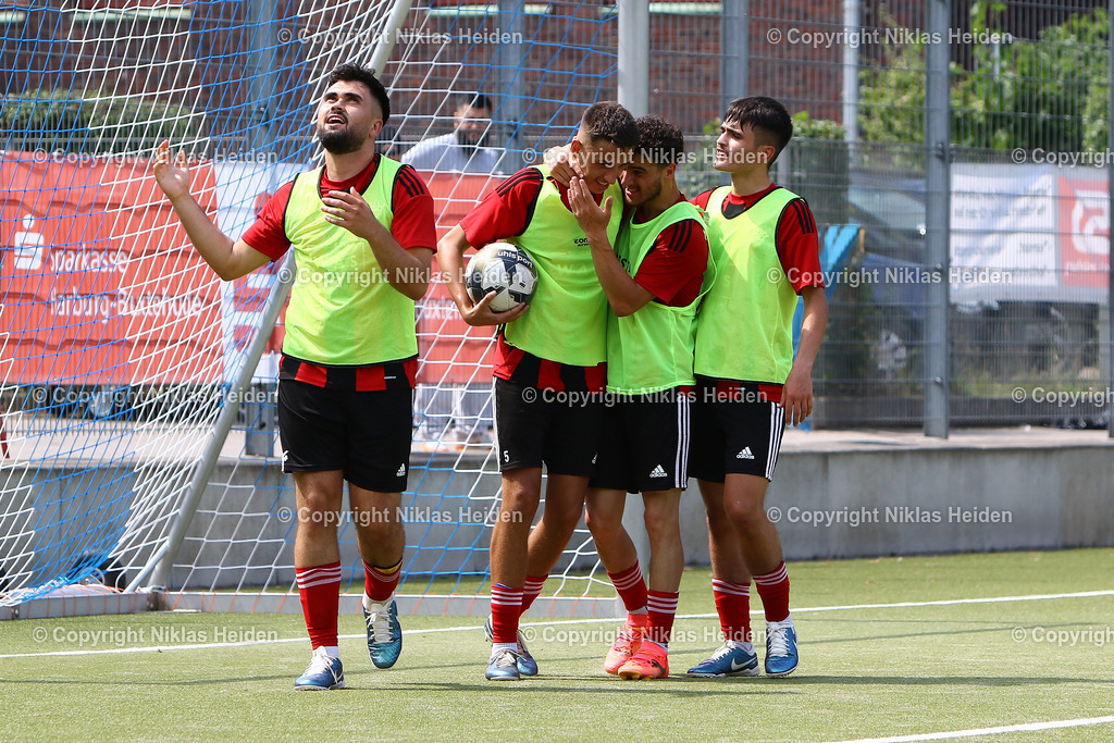 NH_KlubKosova_HarburgerSC_Testspiel_HarburgPokal_21072024 | Jubel beim Klub Kosova nach dem späten 2:2 durch den Elfmeter von #5 Lorik Iseni.Fußball I Herren I Testspiel (Harburg-Pokal) I Saison 2024-2025 I Klub Kosova - Harburger SC I 21.07.2024 I Sportplatz Alter Postweg
