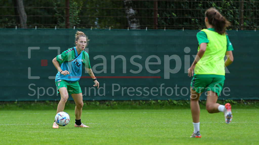 Fussball, Google Pixel Frauen-Bundesliga, Training SV Werder Bremen | v.li.: Lisa Josten (SV Werder Bremen, 7) am Ball, Einzelbild, Ganzkörper, Aktion, Action