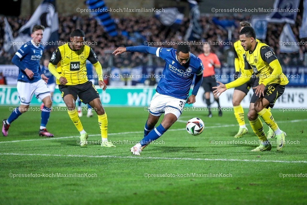 BVBII26012501009 | 26.01.2025, Fußball, 3.Liga, Borussia Dortmund II - Arminia Bielefeld, Stadion Rote Erde, Saison 2024 2025: Noah Sarenren Bazee (Arminia #37) im Zweikampf gegen Almugera Kabar (BVBII #42)DFB regulations prohibit any use of photographs as image sequences and or quasi-video.