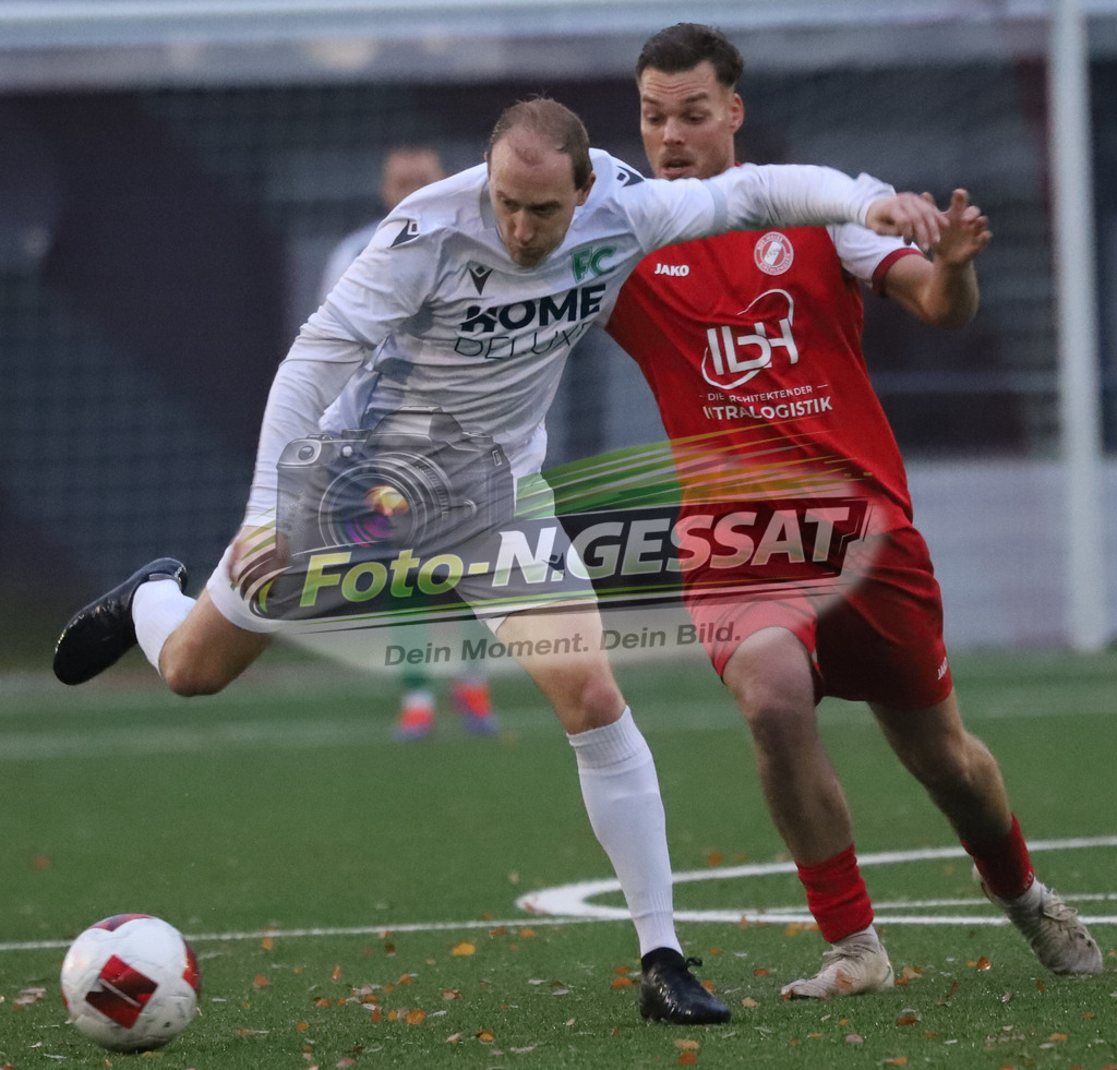 FC RW Kirchlengern - FC Lübbecke | Auf dem Bild zu sehen: rot FC RW Kirchlengern: Jarno Kassebaum ; weiß FC Lübbecke: Sven RedetzkyFC RW Kirchlengern, FC Lübbecke, Saison 25/26, Landesliga, Kirchlengern, Deutschland - Realisiert mit Pictrs.com