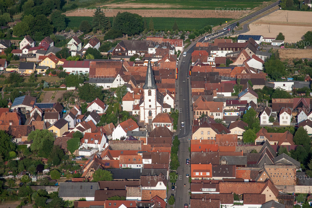 Luftbild: Kirchengebäude im Dorfkern in Ottersheim bei Landau im Bundesland Rheinland-Pfalz in Deutschland. Foto: IMG_69675.jpg vom 04.07.2014 durch Werner Riehm/FLY-FOTO.de