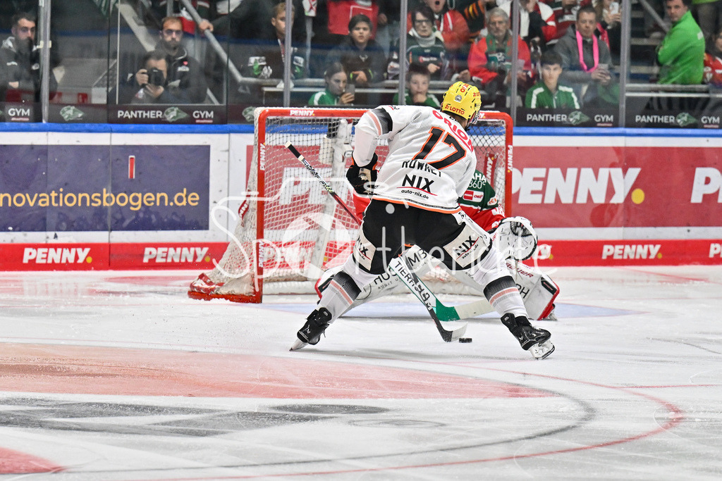 Augsburger Panther - Löwen Frankfurt | Carter ROWNEY (Löwen Frankfurt #17) scheitert mit seinem Penalty an Strauss MANN (Augsburger Panther #38) / DEL: Augsburger Panther - Löwen Frankfurt, Curt Frenzel Stadiom am 11.10.2024
