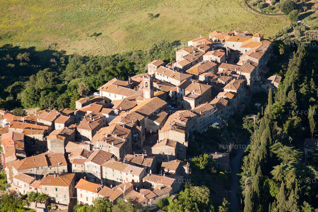 Aerial view: View of the town in Civitella Marittima in the state Tuscany, Italy. – Photo: IMG_28197.jpg taken on 06/01/2010 by Werner Riehm/FLY-FOTO.com – Resolution of the original: 4752 x 3168 px