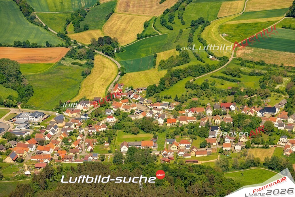 Das Luftbild zeigt : Hechlingen am See Heidenheim - Die Luftaufnahme wurde 2024 vom UL-Flugzeug aus erstellt ( keine Drohne ) - Hochauflösende Luftaufnahme - Für grossformatige Ausdrucke geeignet. Die Geschenkidee !Mit Lizenz und Bildrechte bestellbar