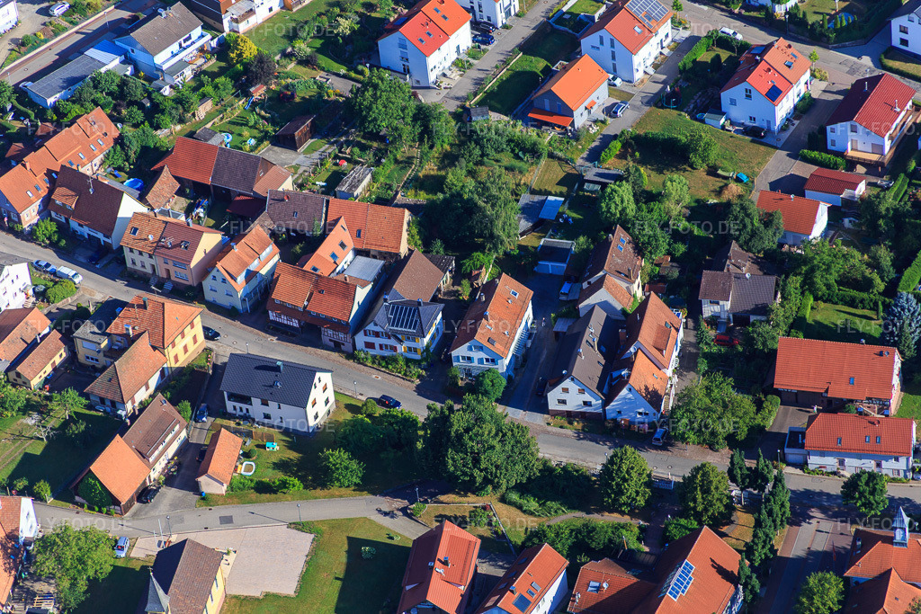 Luftbild: Lange Straße im Ortsteil Schluttenbach in Ettlingen im Bundesland Baden-Württemberg in Deutschland. Foto: IMG_084008.jpg vom 26.07.2015 durch Werner Riehm/FLY-FOTO.de