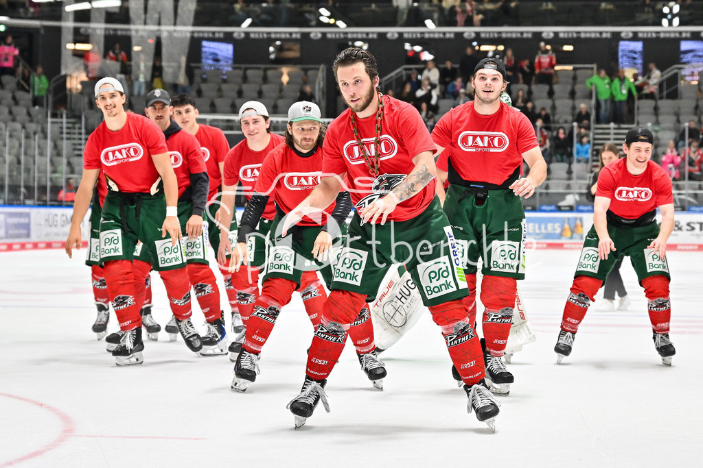 Augsburger Panther - Kölner Haie | Glückliche Augsburger Panther feiern den Heimsieg gegen Köln mit den heimischen Fans / DEL: Augsburger Panther - Kölner Haie; Curt Frenzel Stadion am 26.09.2025 / Riley DAMIANI (Augsburger Panther #19)