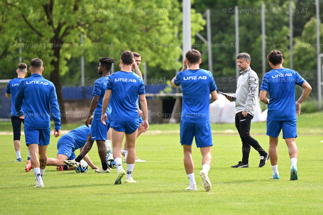 mikovits-20240507-0059 | Image shows head coach Gerald Scheiblehner (BWL) and players of FC Blau-Weiss Linz during warm up, PK LASK, Sport, Bundesliga, Fußball /Foto: Albert Mikovits Datum 20240507