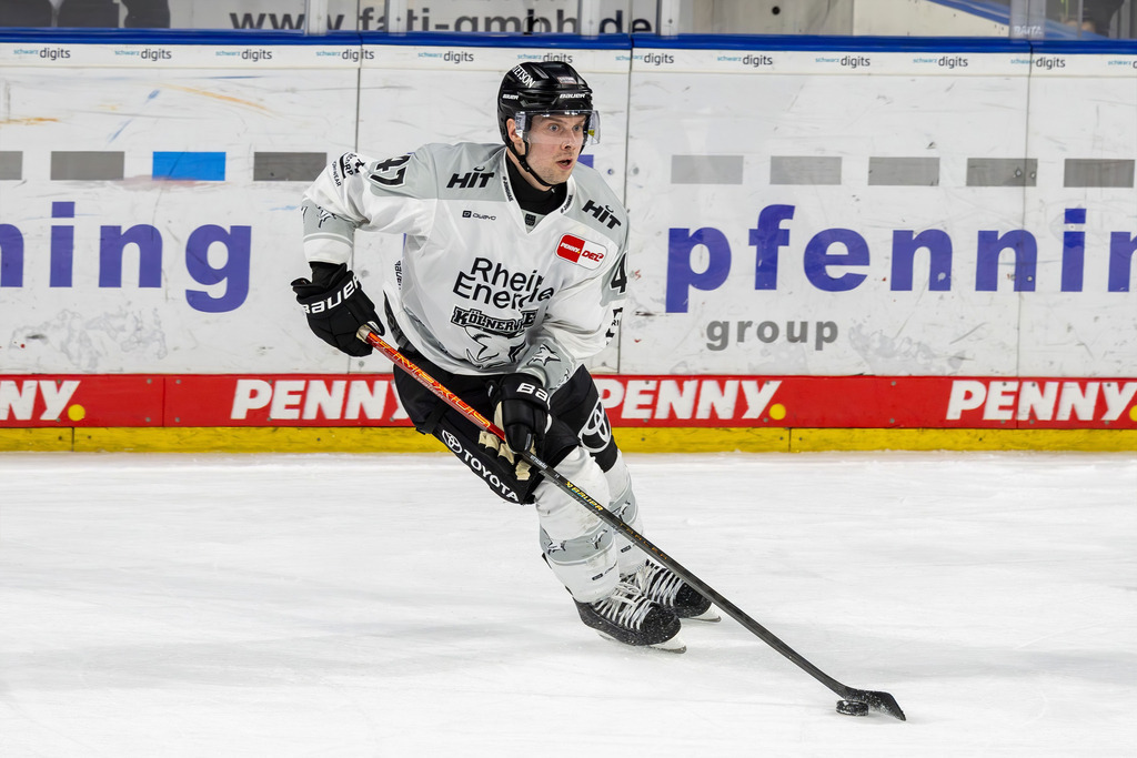 DEL, Deutsche Eishockey Liga Saison 2025/26, 49. Spieltag: Adler Mannheim gegen Kölner Haie | DEL, Deutsche Eishockey Liga Saison 2025/26, 49. Spieltag: Adler Mannheim gegen Kölner Haie***Am Puck: Veli-Matti Vittasmäki (47, Köln) - Realisiert mit Pictrs.com