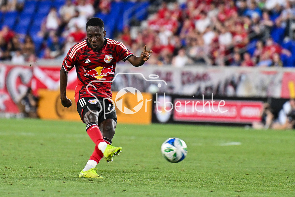 New York Red Bulls - New England Revolution | Der Torschuss von Ronald DONKOR (New York 48) geht nicht ins Tor / Torchance / Major League Soccer: New York Red Bulls - New England Revolution, Red Bull Arena am 16.07.2025