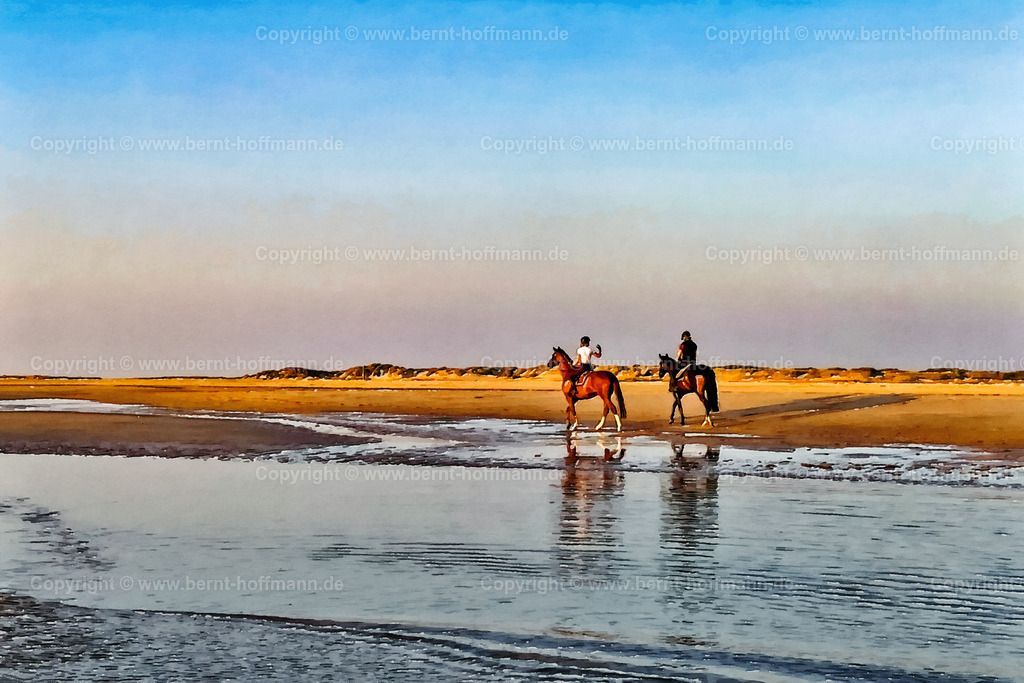 PDM2_0351_DK_Roem-Lakolk_Ausritt_180x120 | DIGITALKUNST. Ausritt in der Abendsonne. __ Sommerliche Abendstimmung am West- Strand der dänischen Nordsee -Insel Roem. Reiterinnen mit Pferden im ablaufenden Meerwasser der beginnenden Ebbe. __ Seitenverhältnis = 3 zu 2. __ Druckbar ist dieses Bild aber auch in vielen kleineren Formaten sowie in frei wählbaren Bildausschnitten. - Realisiert mit Pictrs.com