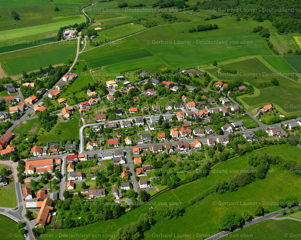 2615792 | FRISCHBORN 09.06.2006 Ortsansicht am Rande von landwirtschaftlichen Feldern und Nutzflächen  in Frischborn im Bundesland Hessen, Deutschland // Village view on the edge of agricultural fields and land  in Frischborn in the state Hesse, Germany Foto: Gerhard Launer