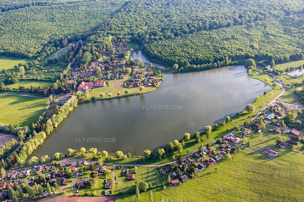 Aerial view: Étang avec Camping in Hambach in the state Moselle, France.Photo: IMG_107348.jpg taken on 05/19/2018 by Werner Riehm/FLY-FOTO.comResolution of the original: 5334 x 3556 px