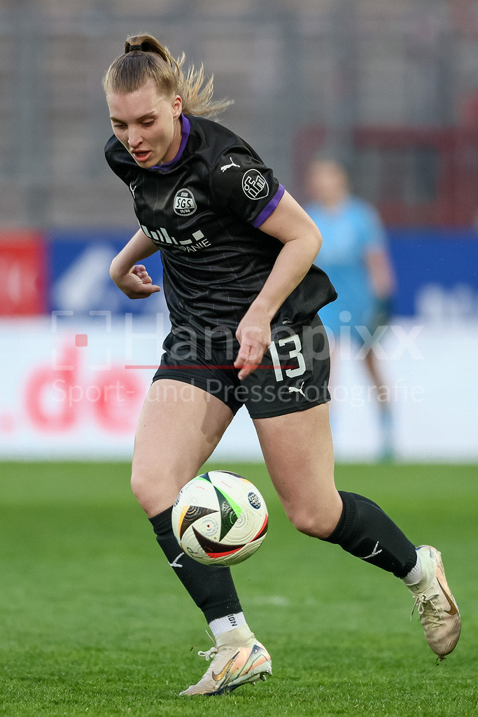Fussball, Google Pixel Frauen-Bundesliga, SGS Essen - SV Werder Bremen | v.li.: Maike Berentzen (SGS Essen, 13) am Ball, Einzelbild, Ganzkörper, Aktion, Action, Spielszene, DIE DFB-RICHTLINIEN UNTERSAGEN JEGLICHE NUTZUNG VON FOTOS ALS SEQUENZBILDER UND/ODER VIDEOÄHNLICHE FOTOSTRECKEN. DFB REGULATIONS PROHIBIT ANY USE OF PHOTOGRAPHS AS IMAGE SEQUENCES AND/OR QUASI-VIDEO.