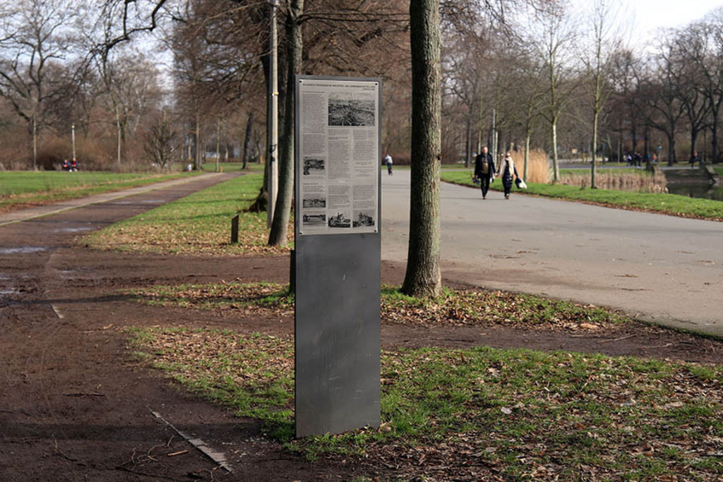 Foto: Leipzig - Stele - Sächsisch-Thüringische Industrie- und Gewerbeausstellung | Das Team hinter BILDLEXIKON LEIPZIG bündelt historische wie aktuelle Informationen über die Stadt Leipzig in Text und Bild auf einer Plattform und stellt diese der interessierten Öffentlichkeit zur Verfügung.