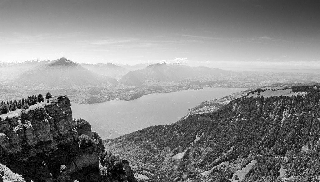Niederhorn, Niesen and Lake Thun on a beautiful summer day | Die ideale Geschenkidee für Naturliebhaber. Naturbilder von Marcel Gross Photography für ihr Zuhause in den verschiedensten Formaten und Materialien. - Realisiert mit Pictrs.com