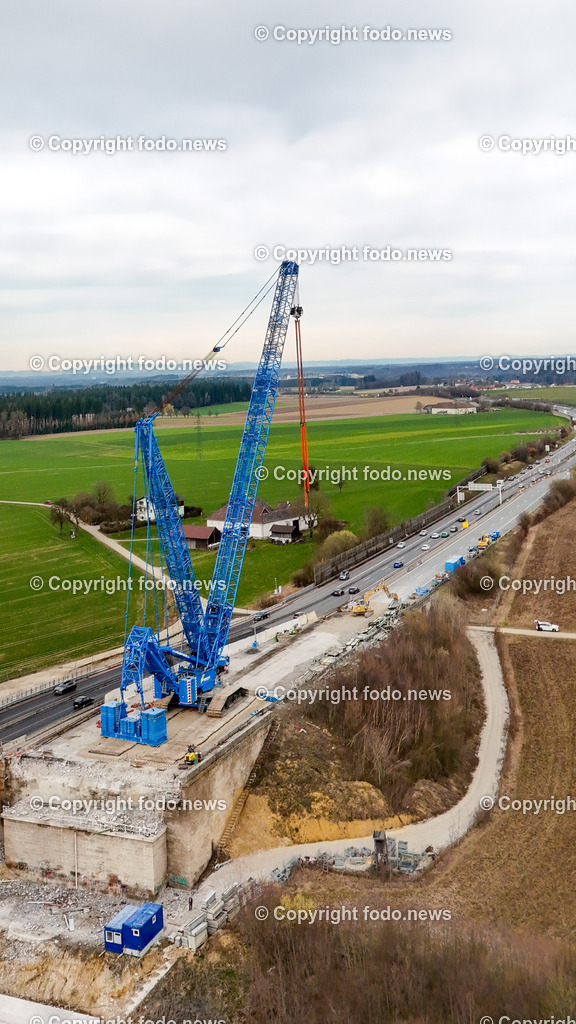 Westautobahn_ A1_ Aurachtalbruecke_ 11.03.2024-29 | 11.03.2024, Aurachkirchen, AUT, Westautobahn, A1, Aurachtalbruecke, im Bild Baustelle, Bruecke, Uebergang, Tal, Kran, Kraene, Schwerlastkran, Felbermayr, Sanierung, Asfinag, Baugeraete, Bagger, Verkehr, Drohne, Luftbild