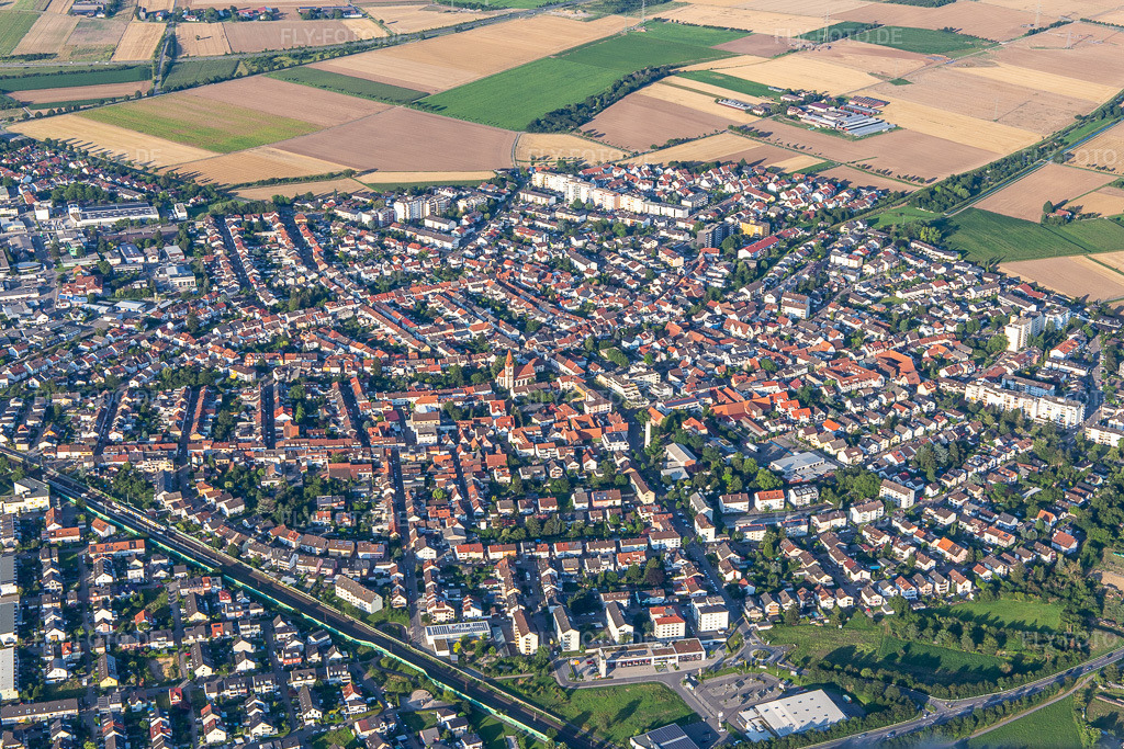 Luftbild: Ortsansicht von Osten in Oftersheim im Bundesland Baden-Württemberg in Deutschland. Foto: IMG_142576.jpg vom 18.07.2024 durch Werner Riehm/FLY-FOTO.de