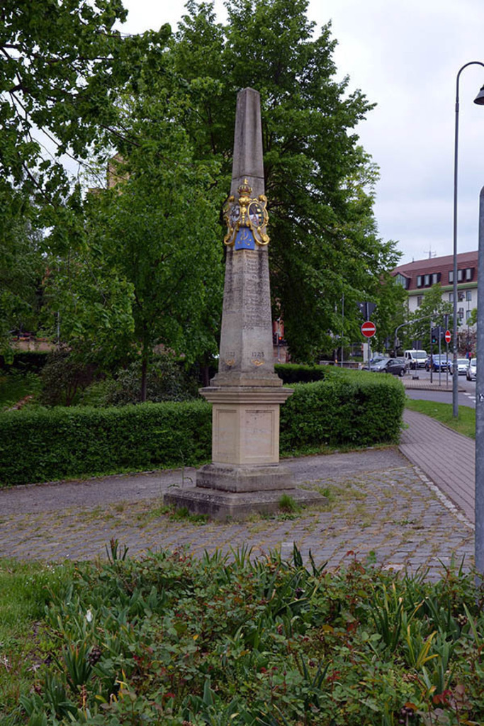 Grimma - Kursächsische Postmeilensäule | Entdecke über 20 Kategorien Leipzig-Motive: Foto-Downloads, hochwertige Poster, Leinwand- & Fine-Art-Prints. Jetzt Lieblingsfoto im Bildlexikon Leipzig Shop bestellen!