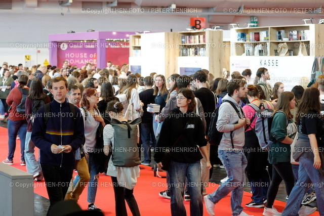 76. Frankfurter Buchmesse Impressionen | 18.10.2024 Heute ab 14 Uhr für alle geöffnet 76. Buchmesse Frankfurt Halle 1.2 New Adults hier zahlreiche Besucher Andrang Zuspruch Interesse (Foto: Peter Henrich) - Realisiert mit Pictrs.com