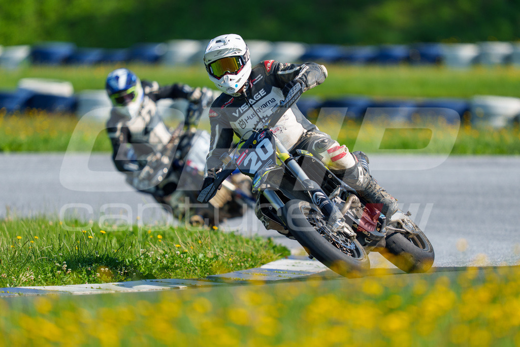 SuperMoto_Staatsmeisterschaft_Greinbach_094 | GRIPcapture steht für authentische Sportfotografie in Österreich – für Momente, die mehr sind als Geschwindigkeit oder Ergebnis. Es geht um Emotion, Spannung, Fokus und den Augenblick, der oft nur einen Wimpernschlag dauert.Ob Motorsport, Teamsport oder 