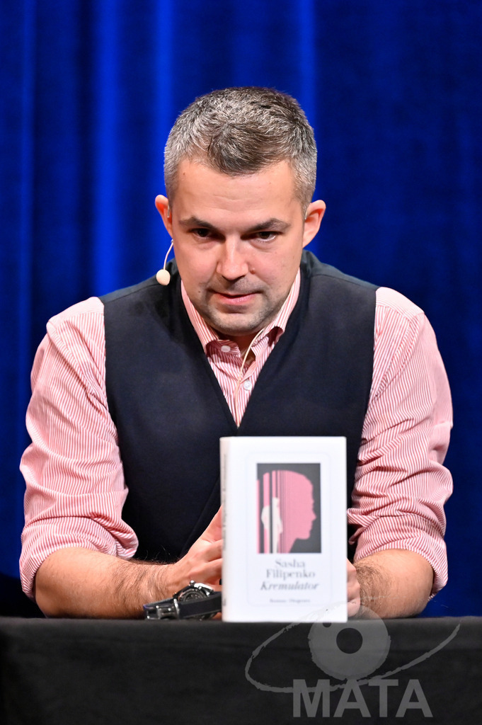 _DWA5837 | Sasha Filipenko bei der lit.Cologne 2023 Veranstaltung 'Kremulator: eine Geschichte aus Russland' im Comedia Theater. Köln, 09.03.2023 - Realisiert mit Pictrs.com