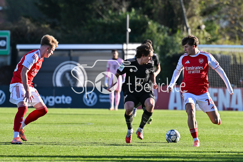 Arsenal London U19 - FC Bayern München U19 | BOREHAMWOOD, ENGLAND - 26. NOVEMBER: im duell Callan HAMILL (Arsenal FC U19 83) und Bohdan OLYCHENKO (FC Bayern München U19 11) und Ceadach O`Neill (Arsenal FC U19 76)  beim Ligaspiel zwischen der U19 von Arsenal London und der U19 des FC Bayern München am 5. Spieltag der UEFA Youth League im Meadow Park am 26.11.2025
