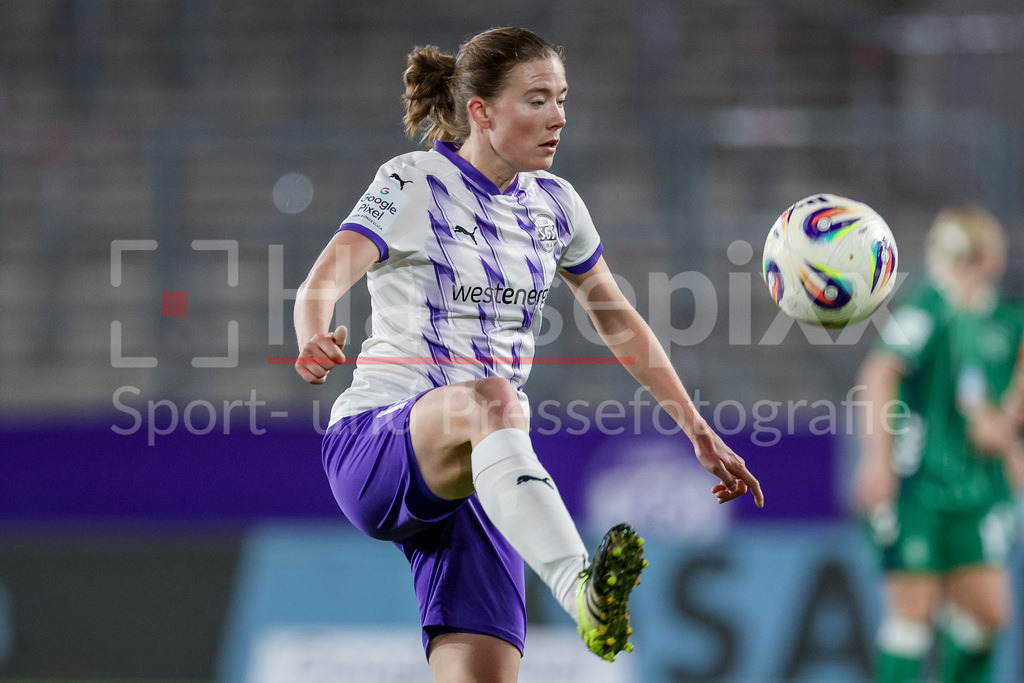 Fussball, Google Pixel Frauen-Bundesliga, SGS Essen - SV Werder Bremen | Lena Ostermeier (SGS Essen, 18) am Ball, Einzelbild, Ganzkörper, Aktion, Action, Spielszene, Portrait, Nahaufnahme, Einzelfoto, Einzelbild, DIE DFB-RICHTLINIEN UNTERSAGEN JEGLICHE NUTZUNG VON FOTOS ALS SEQUENZBILDER UND/ODER VIDEOÄHNLICHE FOTOSTRECKEN. DFB REGULATIONS PROHIBIT ANY USE OF PHOTOGRAPHS AS IMAGE SEQUENCES AND/OR QUASI-VIDEO.