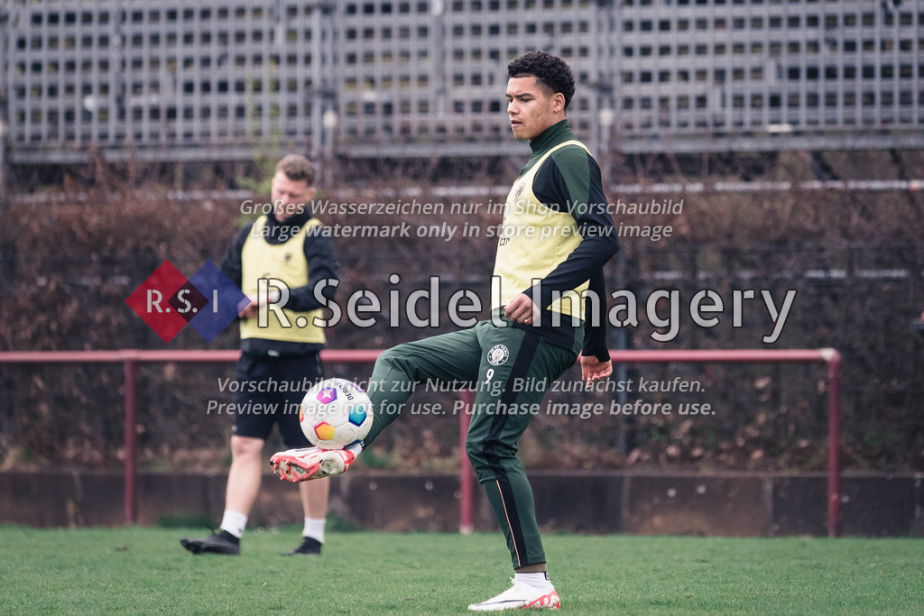 RS-1-035323 | Jamel Joel Gramberg (#9, FCSP) wärmt sich mit den Mitspielern und dem Ball auf.