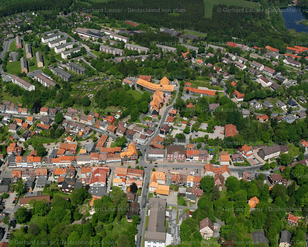 2638514 | CLAUSTHAL-ZELLERFELD 09.06.2006 Ortsansicht der Straßen und Häuser der Wohngebiete in Clausthal-Zellerfeld im Bundesland Niedersachsen, Deutschland // Town View of the streets and houses of the residential areas in Clausthal-Zellerfeld in the state Lower Saxony, Germany Foto: Gerhard Launer