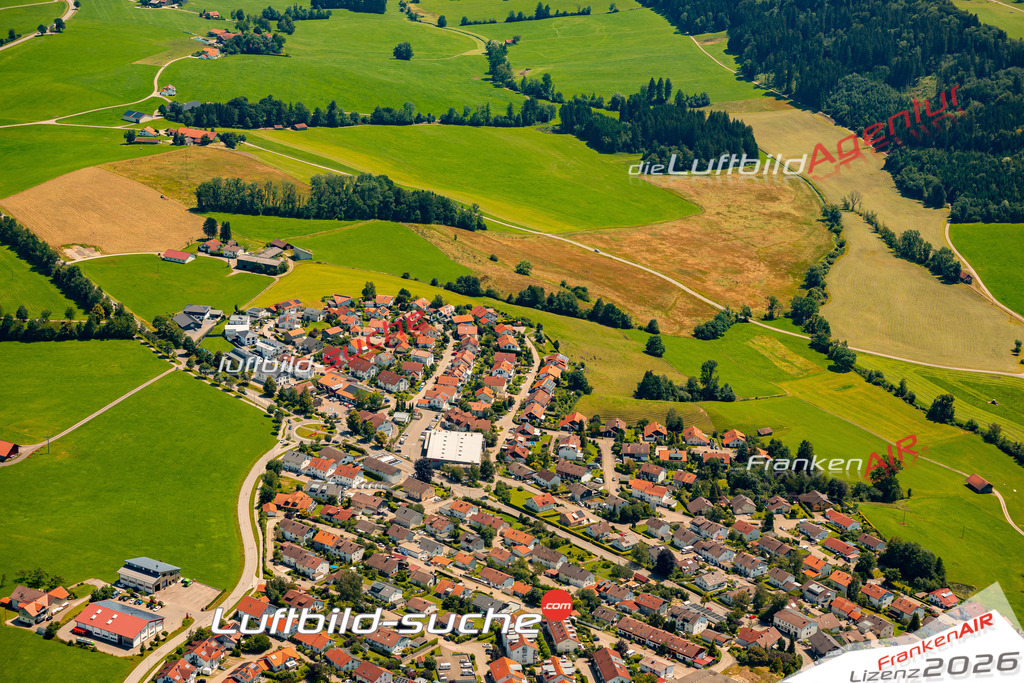Das Luftbild zeigt :  Altusried - Die Luftaufnahme wurde 2024 vom UL-Flugzeug aus erstellt ( keine Drohne ) - Hochauflösende Luftaufnahme - Für grossformatige Ausdrucke geeignet. Die Geschenkidee !Mit Lizenz und Bildrechte bestellbar
