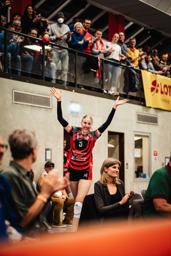 Volleyball | Frauen | Saison 2025/2026 | Volleyball Bundesliga | ETV Hamburger Volksbank Volleys vs. Ladies in Black Aachen | 29.10.2025 | Anna Hartig (#5, ETV Hamburger Volksbank Volleys) läuft in die Halle ein