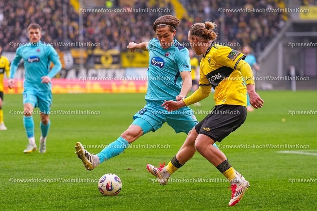 xYDRx13122501038 | 13.12.2025, xydrx, Fußball, 3.Liga, TSV Alemannia Aachen - FC Viktoria Köln, Saison 2025 2026, Tivoli: Tim Kloss (FC Viktoria Köln #18) im Zweikampf gegen Lars Timo Gindorf (TSV Alemannia Aachen #23)        DFB regulations prohibit any use of photographs as image sequences and or quasi-video.Photo: xYannisxDreimannxPressefotoKochx