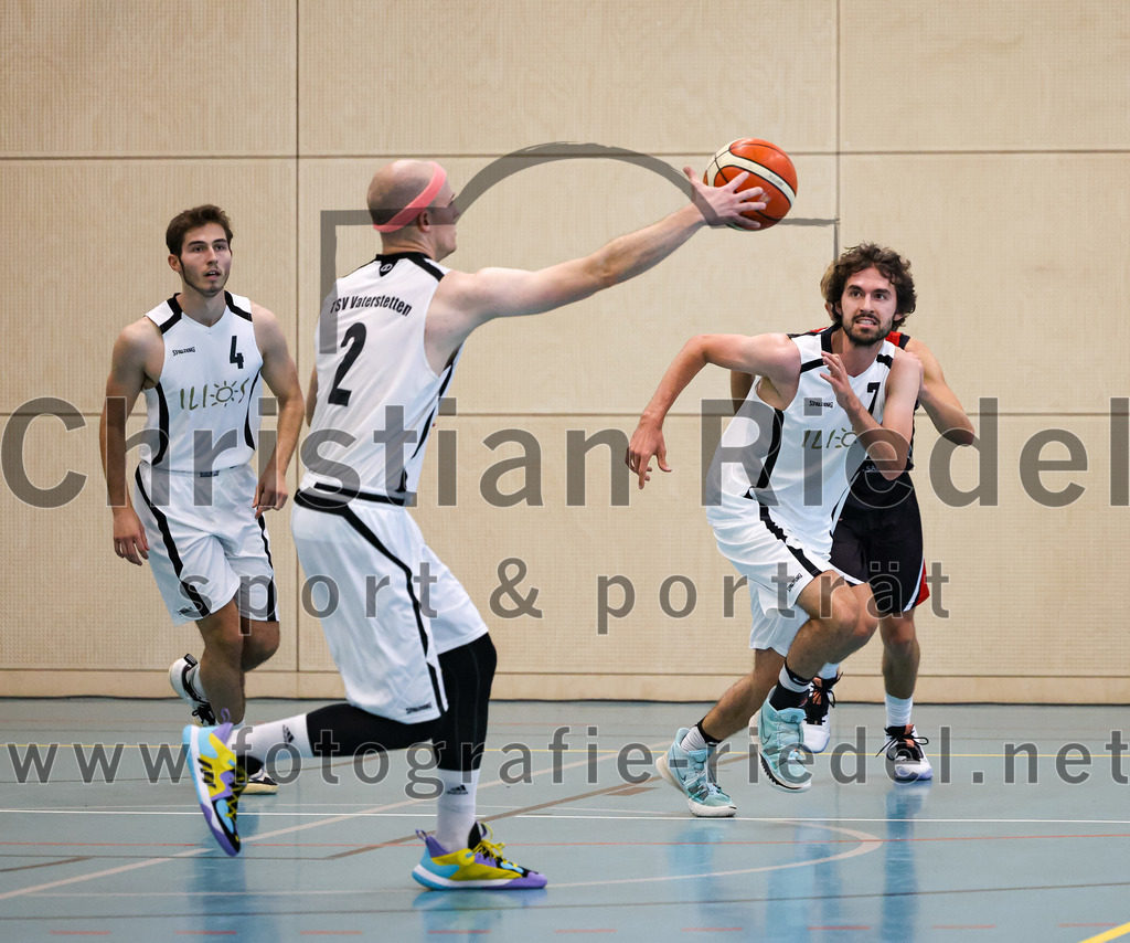 2022-10-16_079_TSV_Vaterstetten_gegen_Baskets_Vilsbiburg_2 | Vaterstetten, Deutschland, 16.10.2022:
Basketball, Bayernliga Herren Südost 2022 / 2023, 1. Spieltag, TSV Vaterstetten gegen Baskets Vilsbiburg 2, Endergebnis: 83:64

L. Klepsch (TSV Vaterstetten, #4), Christian Balszuweit (TSV Vaterstetten, #2), Luca Maurice Kohll (TSV Vaterstetten, #7)

Foto: Christian Riedel / fotografie-riedel.net