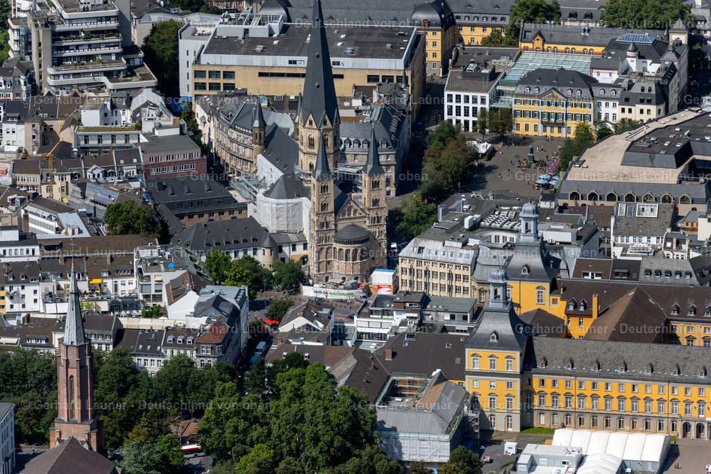4048294 | Bonner Münster, auch Münsterbasilika genannt, ist die romanische, katholische Hauptkirche in Bonn und ein Wahrzeichen der Stadt