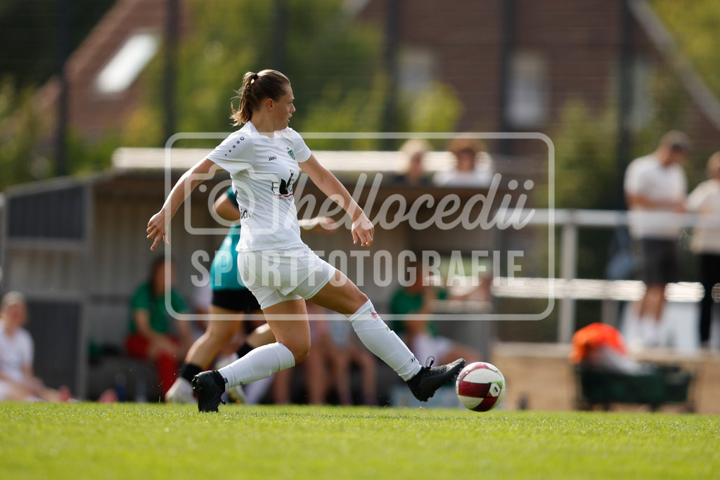 Fußball I Frauen I Westfalenpokal 26-27 I DJK GW Amelsbüren - SSV Rhade  I 18884 | Maren Schmidt (15, DJK GW Amelsbüren) spielt den Ball - Realisiert mit Pictrs.com