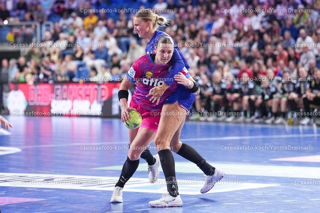 xYDRx21092501004 | 21.09.2025, xydrx, Handball, Frauen Länderspiel, Deutschland - Niederlande, YAILA Arena: Mareike Thomaier (GER #10) im Zweikampf gegen Kelly Dulfer (NED #18)