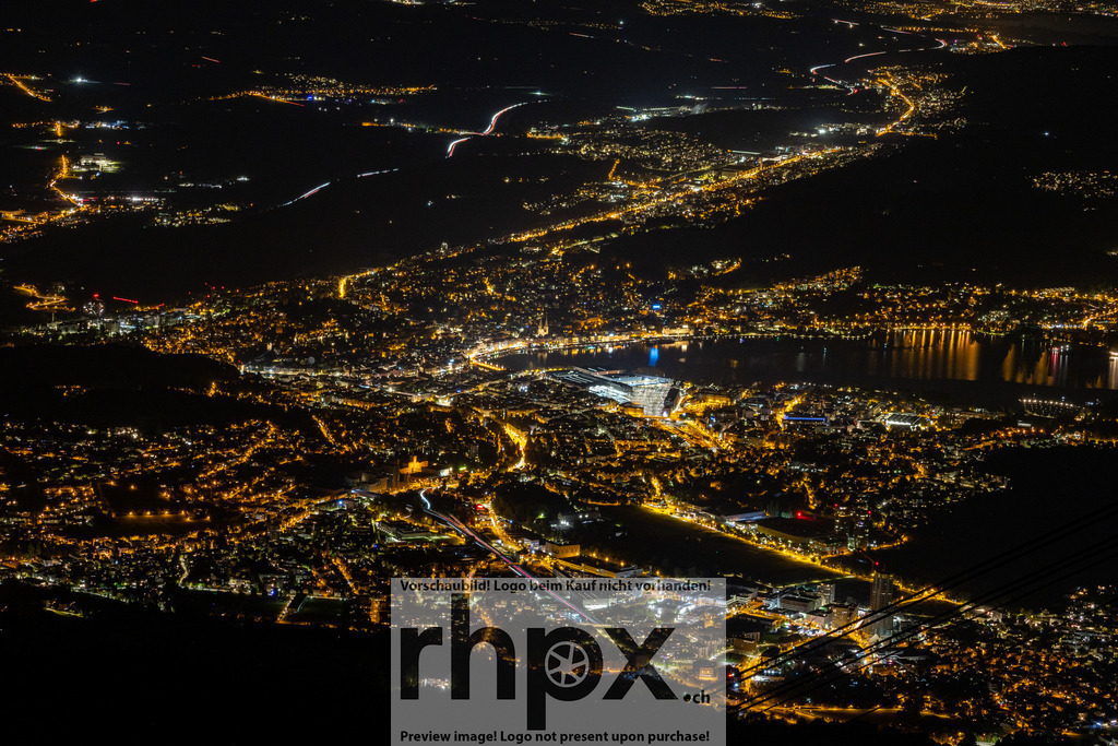 Luzern bei Nacht – Blick auf die Stadt | Der Blick von oben zeigt Luzern bei Nacht. Die Stadtlichter spiegeln sich auf der Reuss und zeigen das charakteristische Stadtbild. - Realisiert mit Pictrs.com