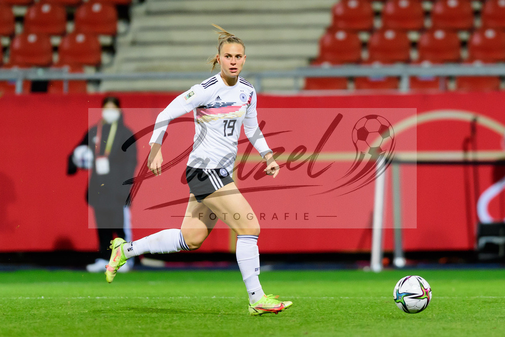 GERTUR20211126_155 | Fussball, Frauen: Klara Buehl (Germany) in Aktion, am Ball, Einzelaktion bei dem Spiel der WM-Qualifikation zwischen Deutschland und Tuerkei im Eintracht-Stadion am 26.11.2021 in Braunschweig, Deutschland. - Realisiert mit Pictrs.com