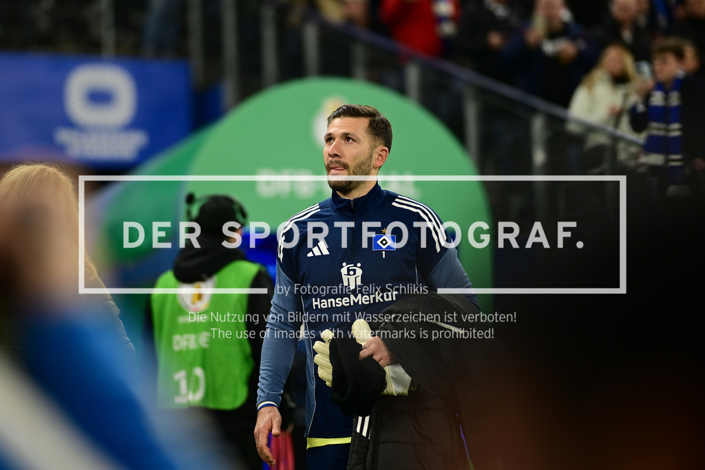 Fußball I Herren I Saison 2025-2026 I DFB-Pokal I Achtelfinale I Hamburger SV - Holstein Kiel I 38041 | Portrait, Porträt, Portraitaufnahme, Personenfoto, Einzelbild, Einzelfoto, Halbportrait: Daniel Heuer Fernandes (1, Hamburger SV) - Realisiert mit Pictrs.com