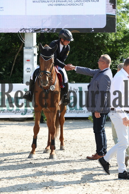 Weilheim_2023_Prfg.Nr.09_Qualifikation_PSA-Tour_Siegerehrung_Prfg.Nr.09_ (13) | Alle Fotos der Reiterjournal Fotografin Doris Matthaes im Reiterjournal Online-Fotoshop. - Realisiert mit Pictrs.com